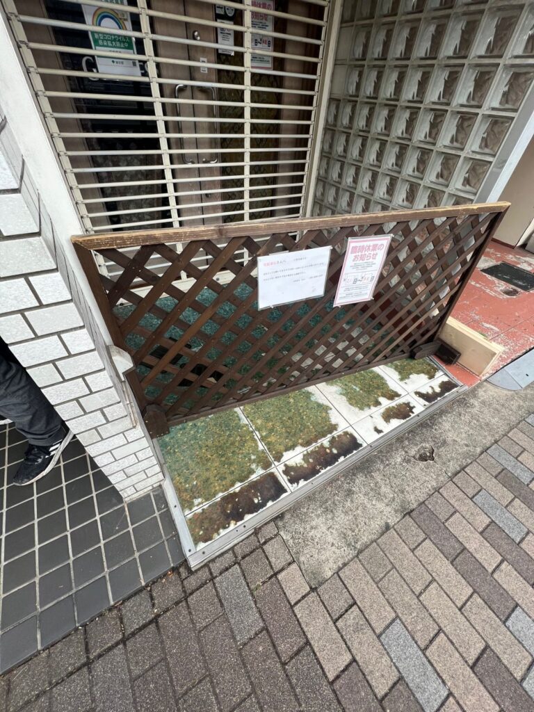 1階が店舗・2階から上が賃貸の物件です。店舗前の床に塩ビタイルが貼られておりました。