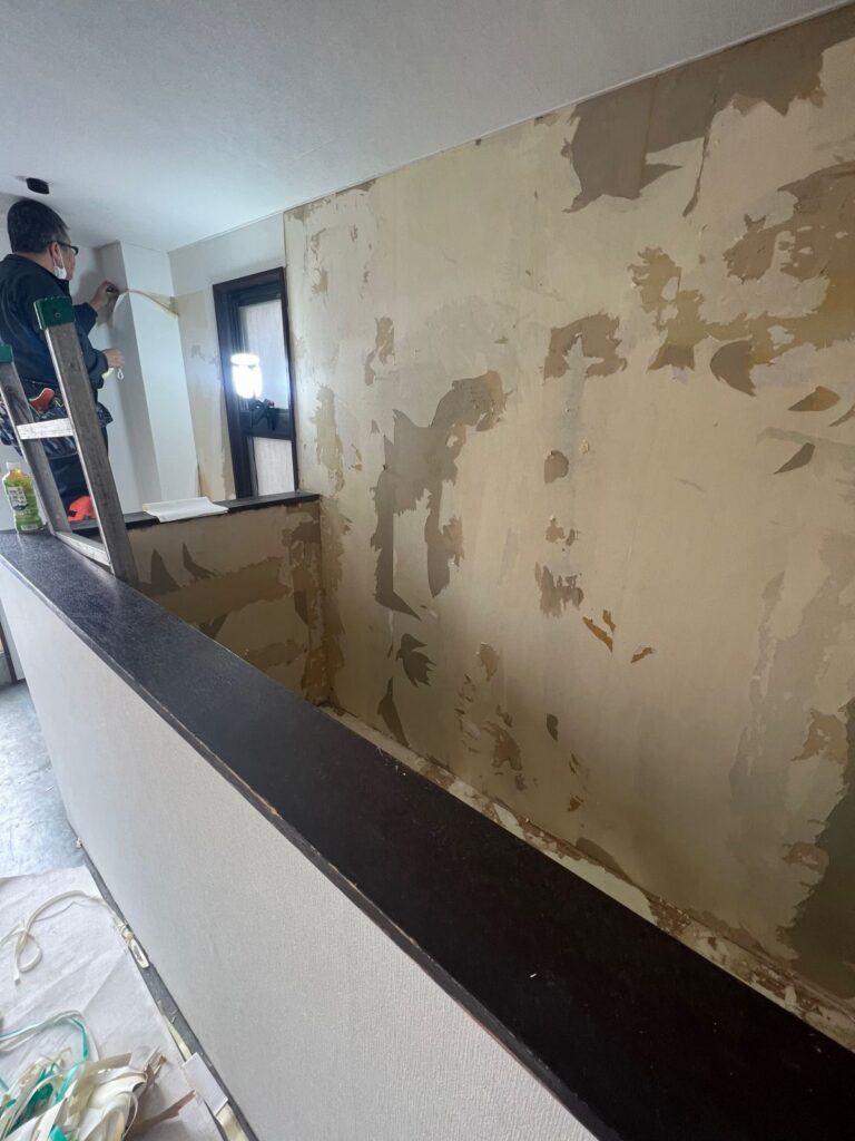 クロスの上にペンキが塗装されており、剥がすのに想定よりも大幅に時間がかかりました。